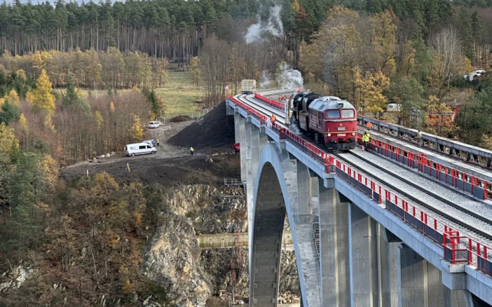 Železniční most u Červené nad Vltavou je dokončený. První cestující po něm přejedou dnes odpoledne