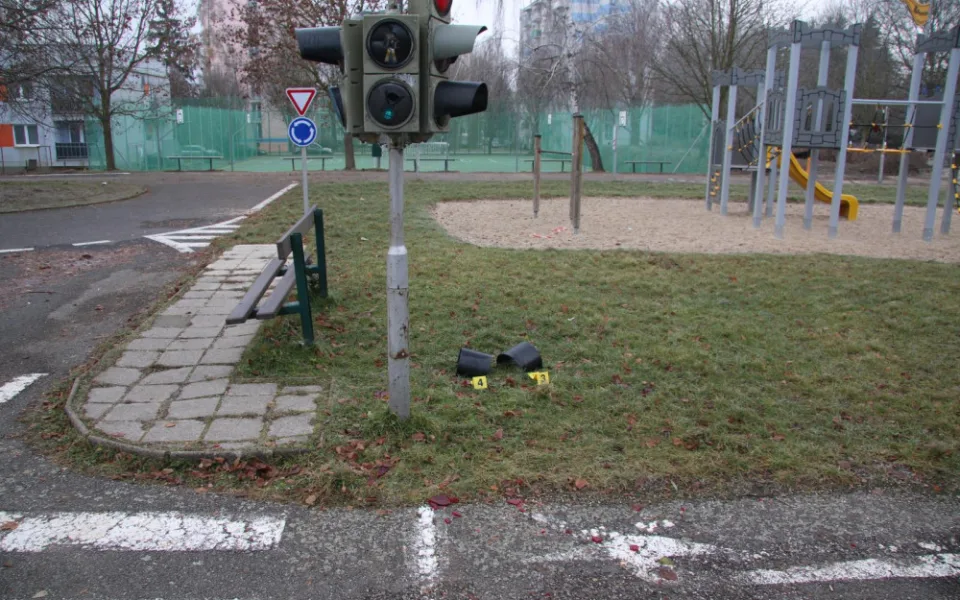 Rozbitá světla a rozlámané semafory. Vandal zničil dopravní hřiště u základní školy