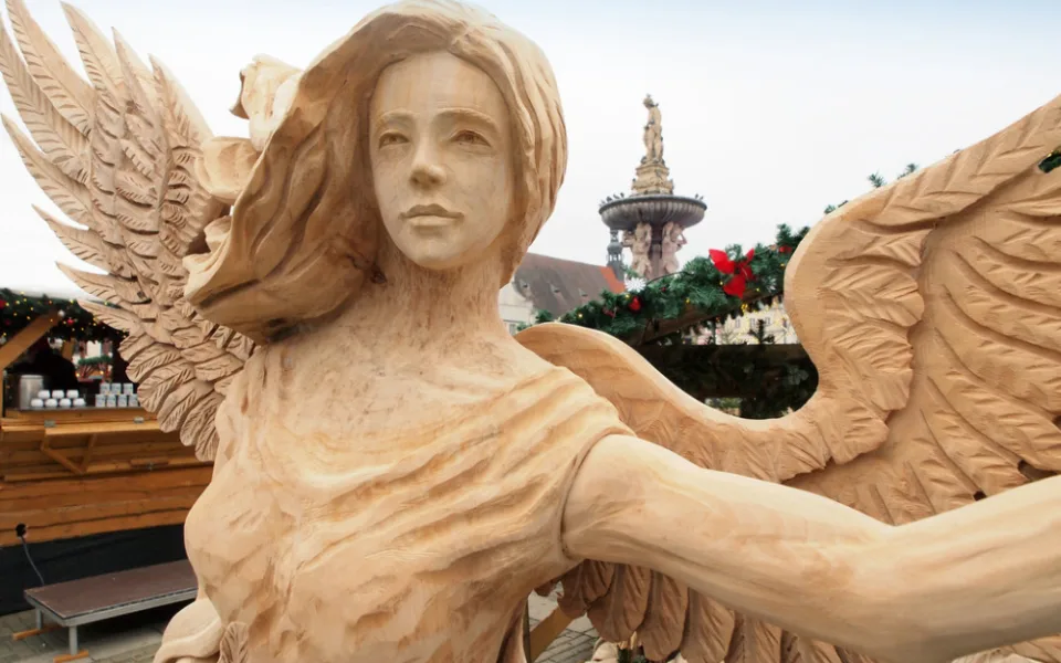 Dotkněte se Anděla: Českobudějovický advent odhalil sochu anděla hojnosti Ludmilu