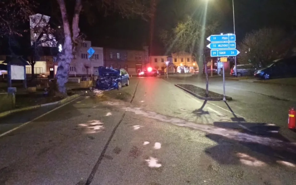 Silně opilý řidič naboural v Bernarticích protijedoucí auto a zaparkovaný autobus. V autě vezl děti.