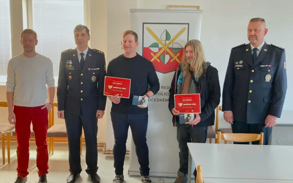 Muži pomohli řidiči kamionu, který dostal na dálnici D3 infarkt. Za svůj čin získali ocenění Gentleman silnic