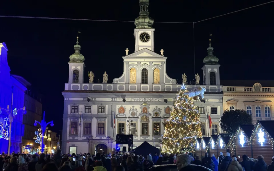 Na budějovickém náměstí opět přistál anděl, přinesl poselství o lásce a klidu