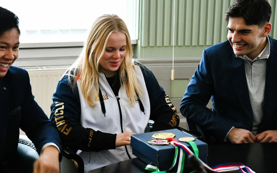 Atleti, mma zápasnice, karatistka i držitelé oscara. Hejtman kuba ocenil úspěšné studenty