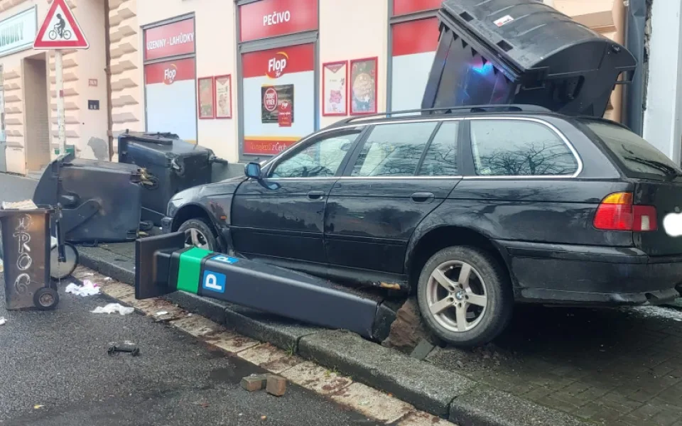 Opilý muž bez řidičského oprávnění havaroval v centru Tábora. Zkoušel jsem driftovat, přiznal se