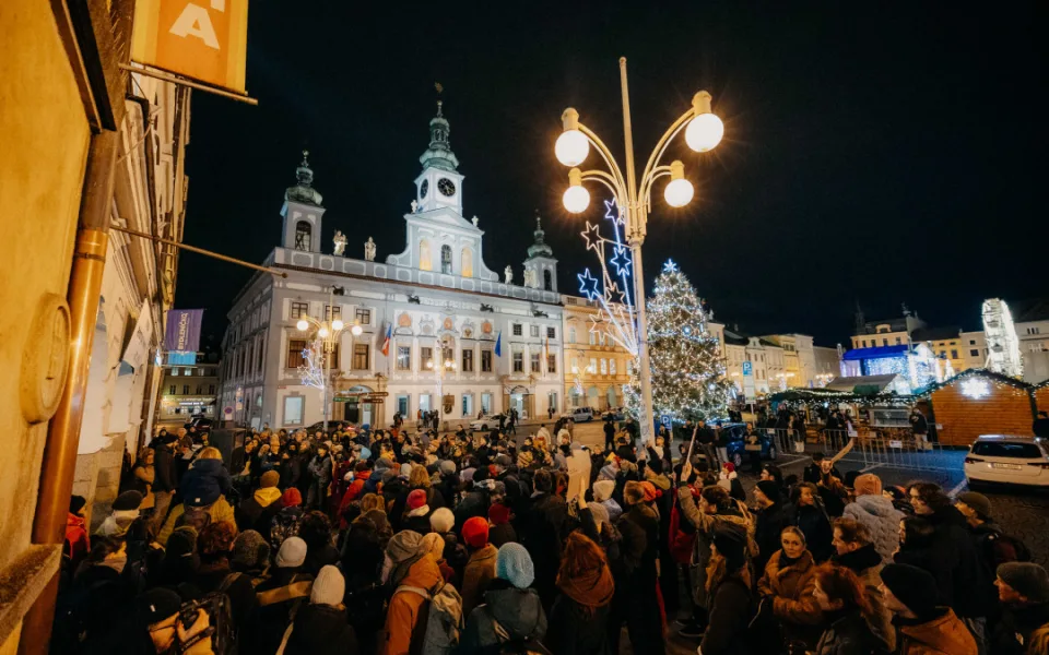 Dům umění nedáme, skandovali na náměstí v Budějovicích stovky lidí