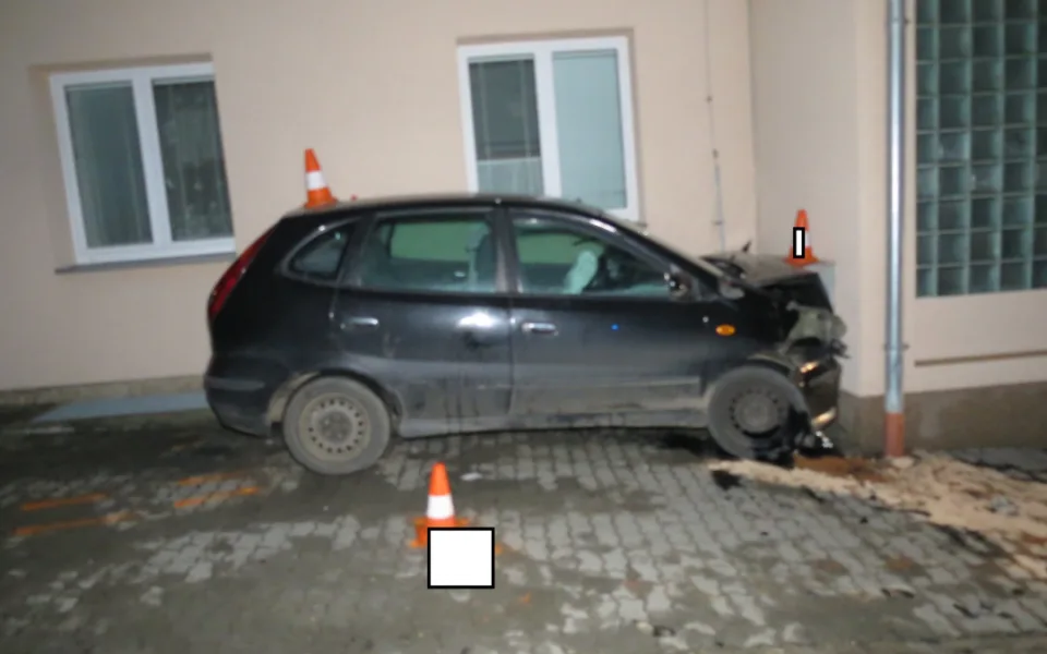 Opilý mladík bez řidičáku naboural do domu a poškodil rozvodovou skříň. Několik bytů bylo bez elektriky