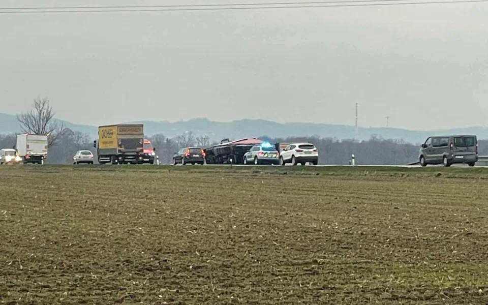 Převrácený kamion i hromadná bouračka. Dopravu v Budějovicích komplikuje několik nehod najednou