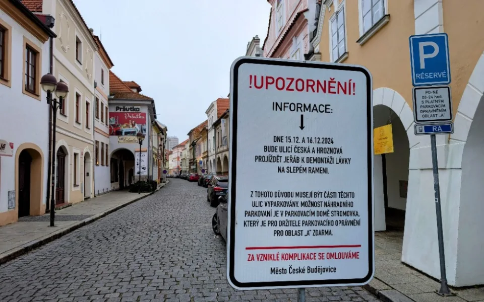 Obří jeřáb sundá lávku na Sokolák. Tu dočasně nahradí pontonový most