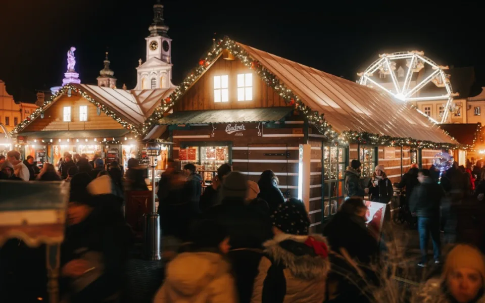 Adventní stánek Budvaru opět září na budějckých vánočních trzích