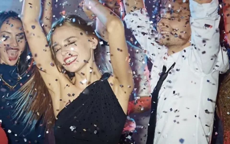 Jak se blýsknout na silvestrovské party? Použijte třpytky nebo nahoďte fialovou rtěnku