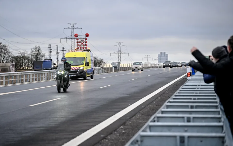 Řidičům ode dneška slouží nový úsek dálnice D4 mezi Příbramí a Pískem