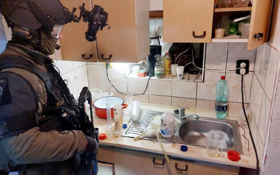 Vařili téměř kilo pervitinu. Dvojici chytila policie přímo při činu
