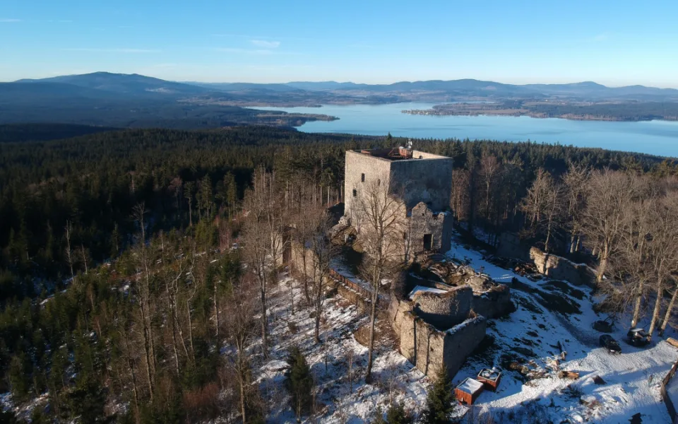 Desítky turistů o víkendu navštívily znovuotevřenou zříceninu Vítkův hrádek