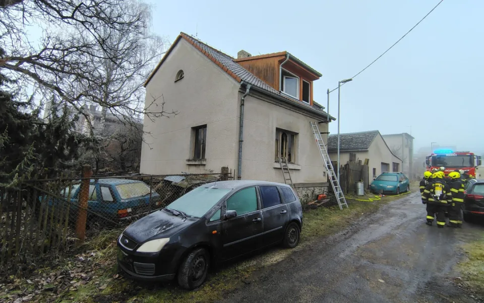 Požár rodinného domu v Táboře skončil tragicky. Muže už se nepodařilo oživit