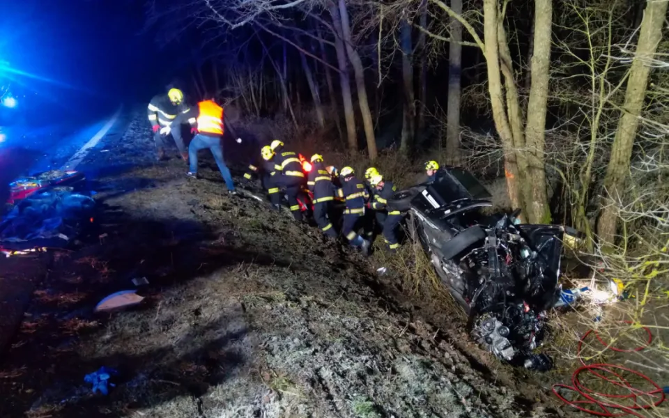 Nehoda dvou aut uzavřela silnici u Sepekova. Tři lidé se zranili