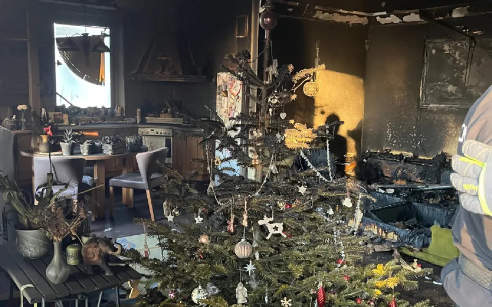 Nechali zapálené svíčky na adventním věnci a odešli. Hasiči zasahovali u požáru domu