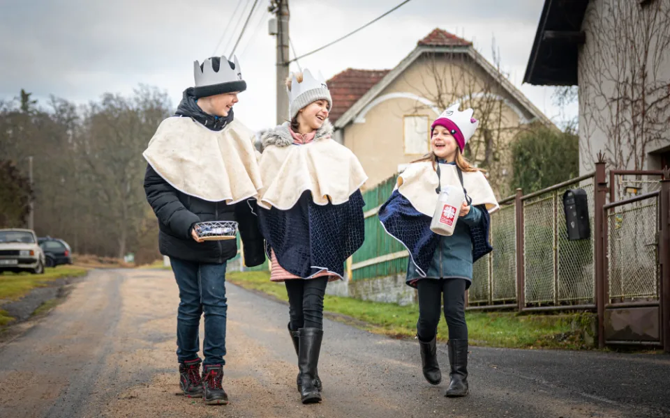 Tříkrálová sbírka slaví 25. narozeniny. Městy i vesnicemi budou procházet tisíce koledníků