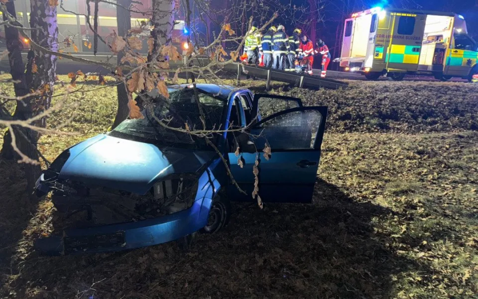Vážná nehoda u Horusického rybníka. Muže transportoval vrtulník do nemocnice.