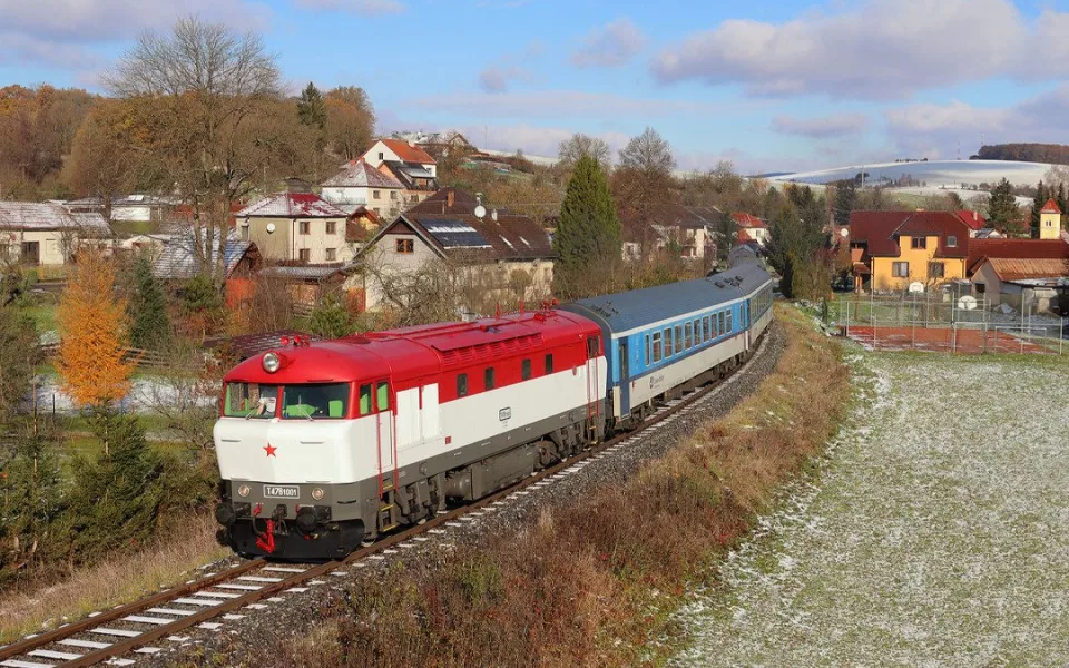 Stále nevíte, co na Silvestra? Vyrazte s historickou lokomotivou Bardotkou do Kubovy Hutě