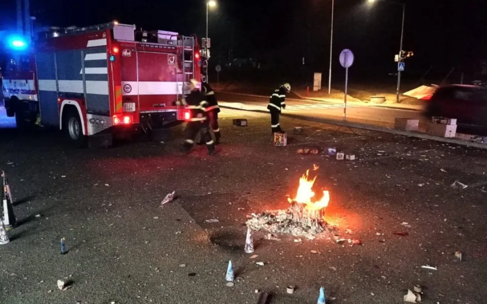 Bilance silvestrovské noci: Policisté zaznamenali 100 výjezdů, hasiči řešili 20 požárů