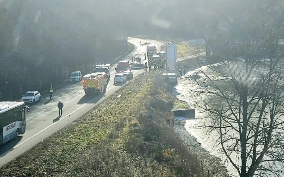 Vážná dopravní nehoda uzavřela silnici z Hluboké nad Vltavou směrem na Týn nad Vltavou