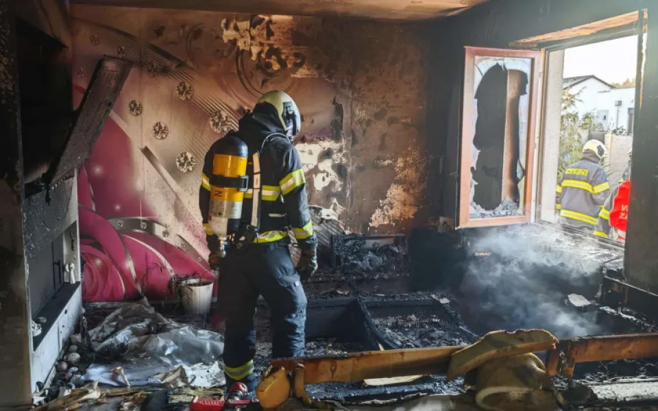 Svíčka bez dozoru zapálila rodinný dům na Včelné, plameny uvěznily psa pod vánočním stromečkem