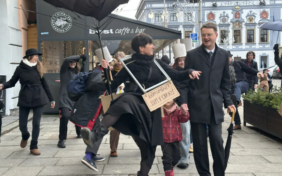 Černý kostým, kufřík a buřinka. Delegace z Ministerstva švihlé chůze prošla centrem Českých Budějovic