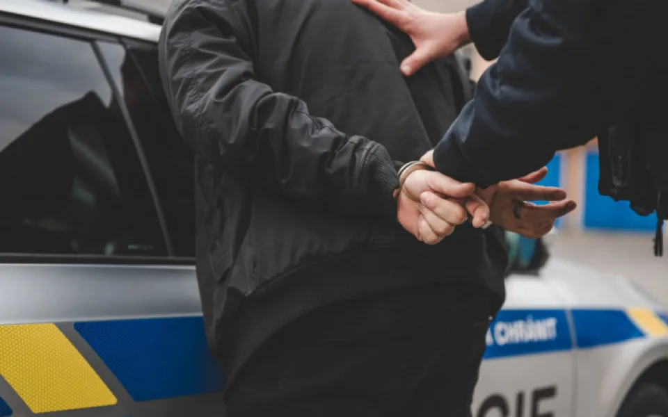 Brutální napadení ve Strakonicích. Recidivista srazil muže na zem, několikrát mu šlápl na hlavu