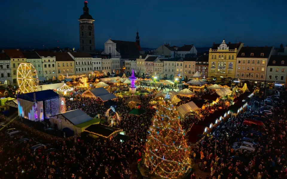 Budějovický vánoční strom dostane druhý život. Vyrobí z něj sochu do adventního městečka
