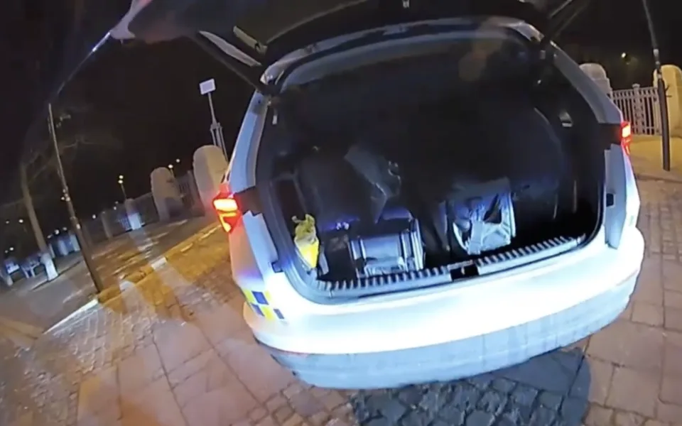 Muž chtěl ukončit svůj život skokem do ledové vody, z vody ho hasiči vytáhli na laně