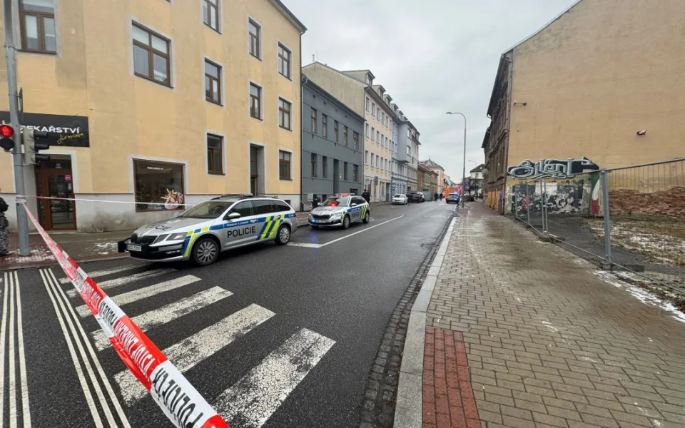 Kvůli nálezu munice evakuovali policisté v Českých Budějovicích 30 osob. Na místě zasahuje pyrotechnik.