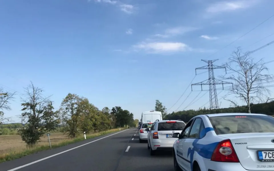 Silnici mezi Pískem a Budějovicemi lemují desítky pomníčků, nyní ji čeká rozšíření. Práce začnou za dva roky