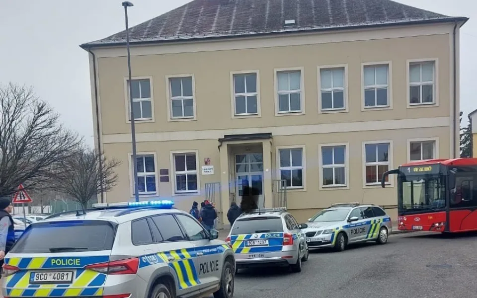 Zásah policie ve škole v Rudolfově. Žák měl vyhrožovat učitelce