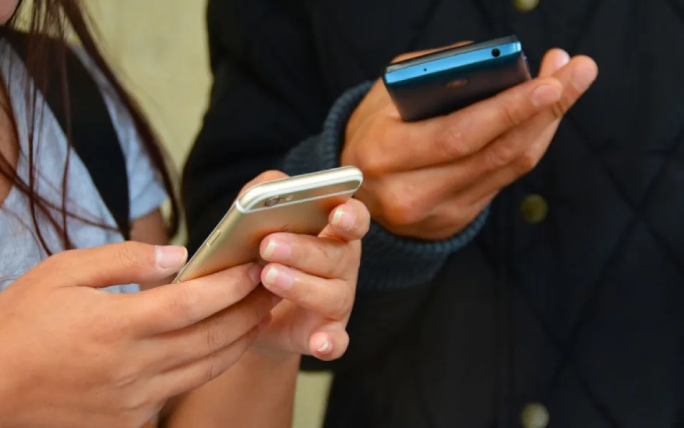 Telefonní zprávy vyzývají řidiče k zaplacení pokuty za rychlost, jedná se však o podvod