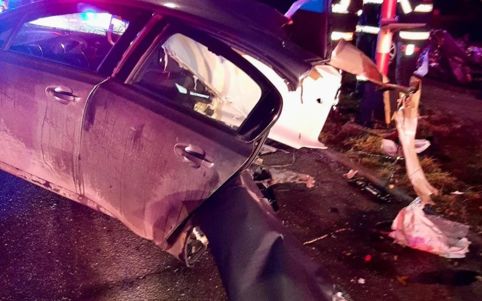 V Hrdějovicích se srazilo osobní auto s vlakem, řidič zůstal ve voze zaklíněn