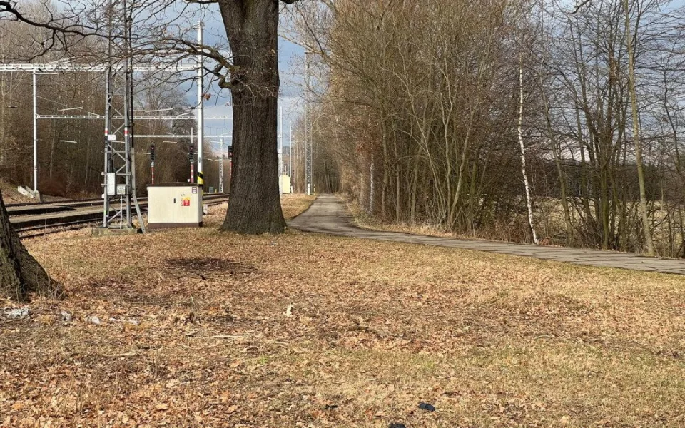 Muže, kterého našli na Českokrumlovsku u železniční zastávky, pravděpodobně srazil vlak