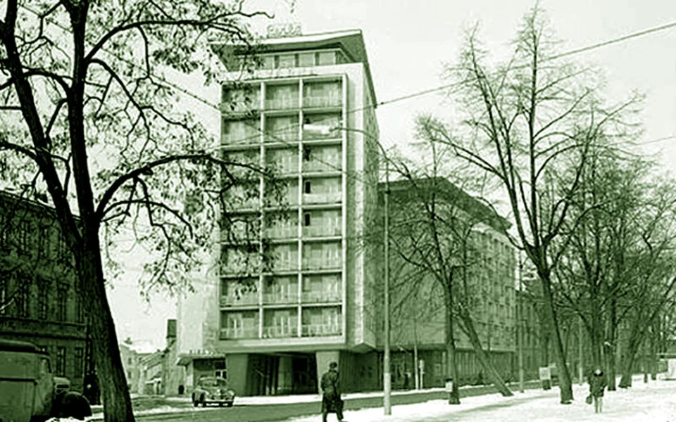 Kavárna Perla a kino Vesmír. Budějovický Koldům byl v 60. letech chloubou města
