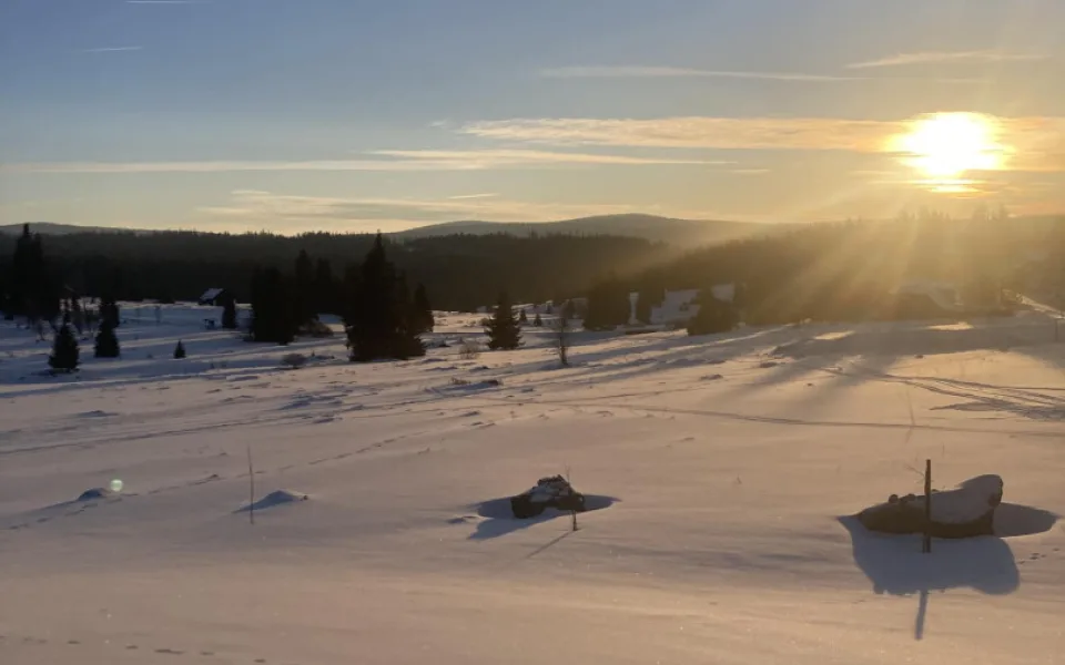 Šumava se probudila do mrazivého ráno. Na Březníku klesla teplota pod minus 20,2 stupně Celsia