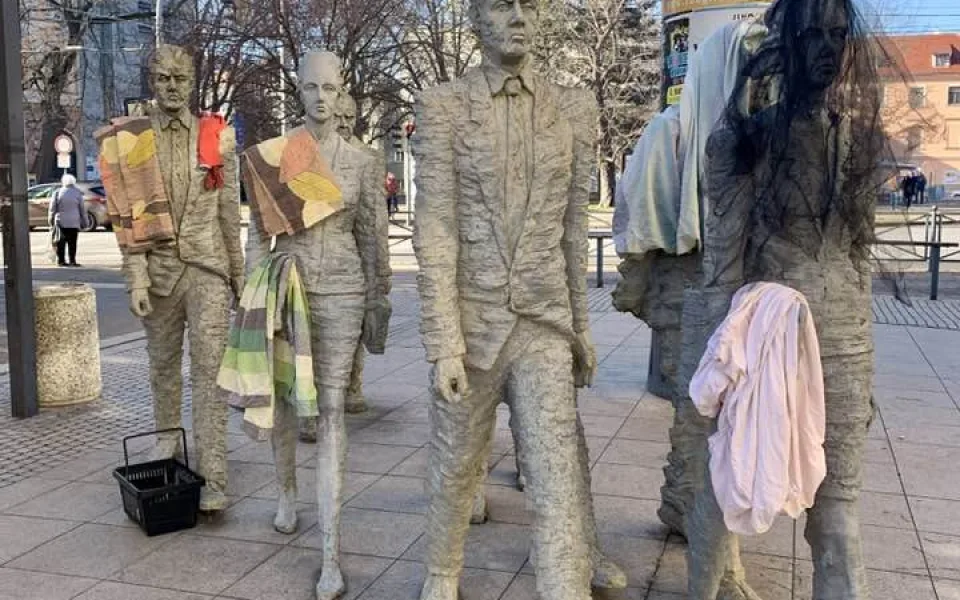 Neznámý muž oblékl sochy na Lannově třídě do extravagantních modelů. Konečně se na ně dá koukat, hodnotí lidé
