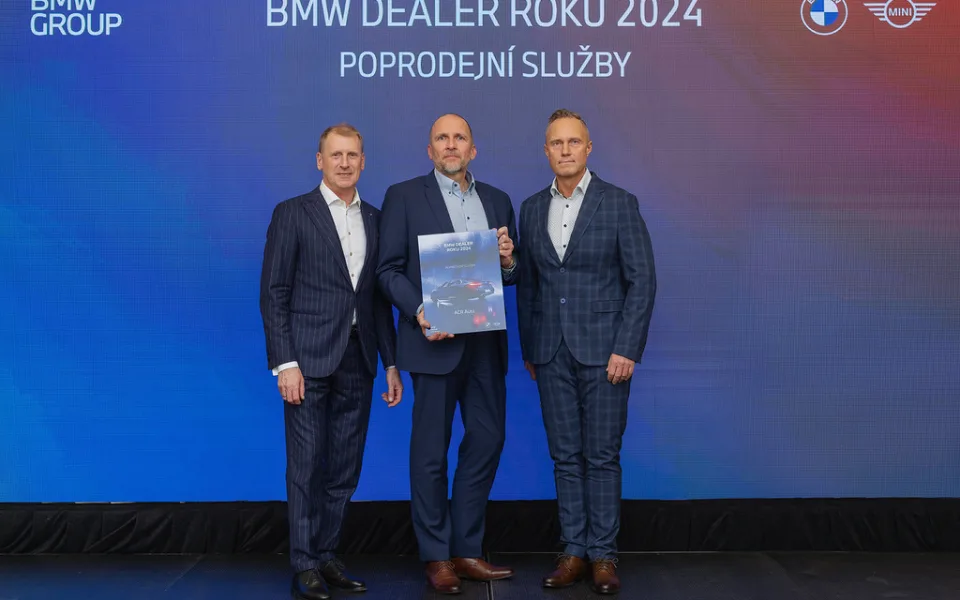 Ocenění Dealer roku BMW 2024. Uprostřed Pavel Pokorný, ředitel dealerství.