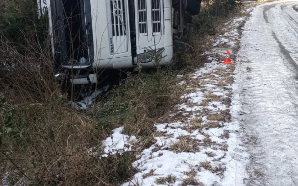 U Starého Města pod Landštejnem se převrátil kamion, řidič zůstal ve voze zaklíněn
