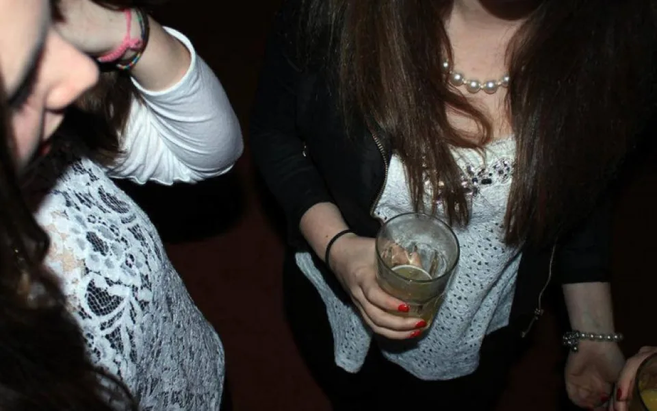 Šestnáctiletá dívka to přehnala s alkoholem. Potácela se před kulturákem a nadýchala dvě promile