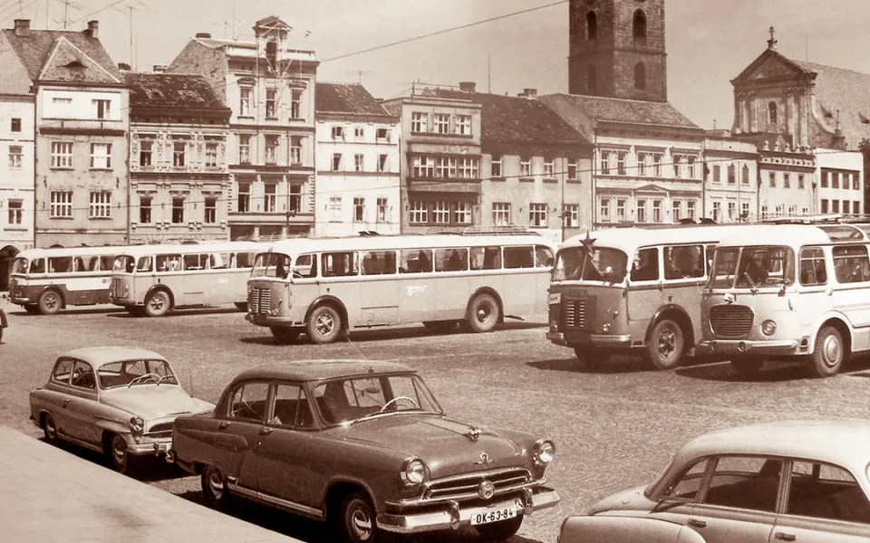 DRBNA HISTORIČKA: V 60. letech bývalo budějovické náměstí plné autobusů