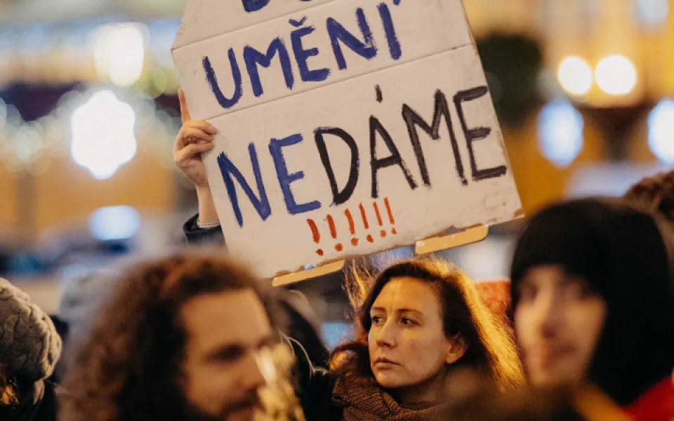 Před Domem umění se opět demonstrovalo, řešilo se především účelové překrucování informací