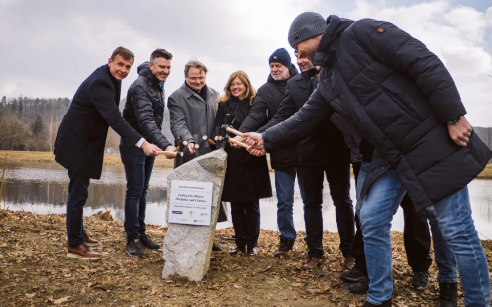 Hluboká spojuje břehy: Nová lávka přes Vltavu slibuje pohodlí pro pěší i cyklisty