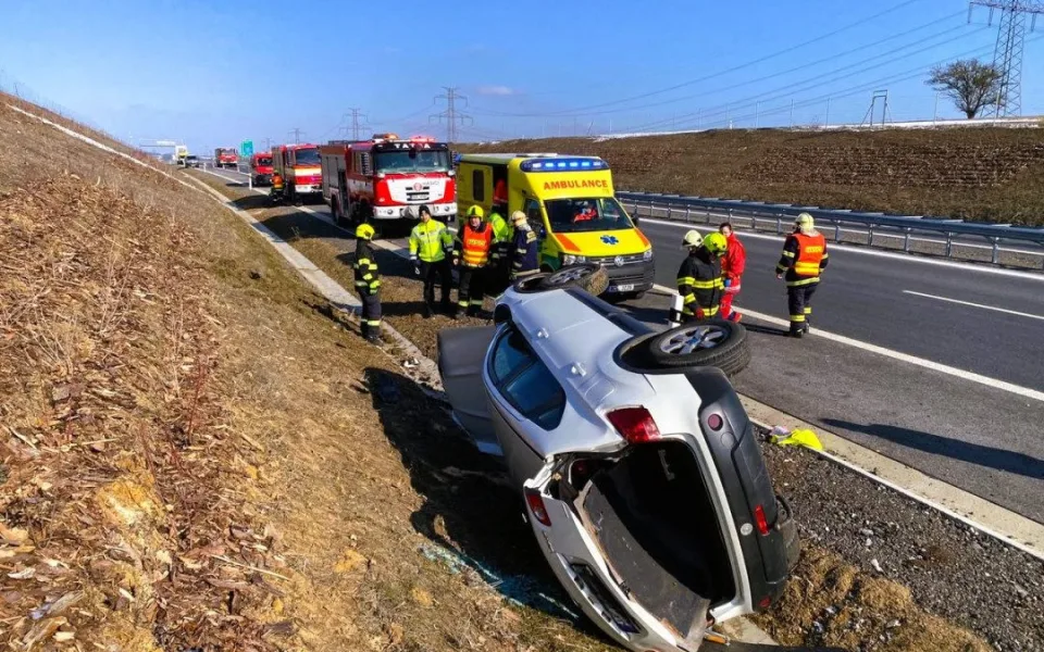 První nehoda na nově otevřené dálnici D4. Osobnímu autu nejspíš praskla pneumatika