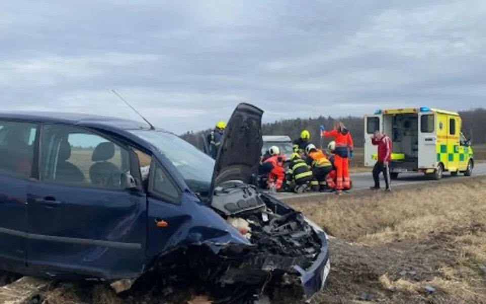 Vážná dopravní nehoda u Bechyně. Senior z neznámých důvodů vyjel z vozovky a narazil do betonového mostku