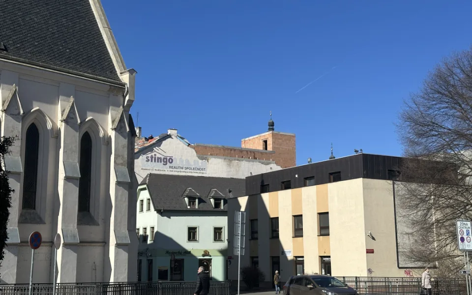 Střešní terasa v historickém centru zakryla výhled na Černou věž. Na všechno mám povolení, hájí se majitel