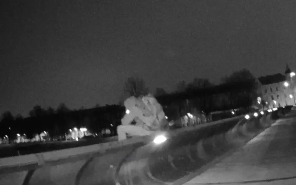 Muž chtěl skočit z Dlouhého mostu. Rychlý zásah policistů mu zachránil život