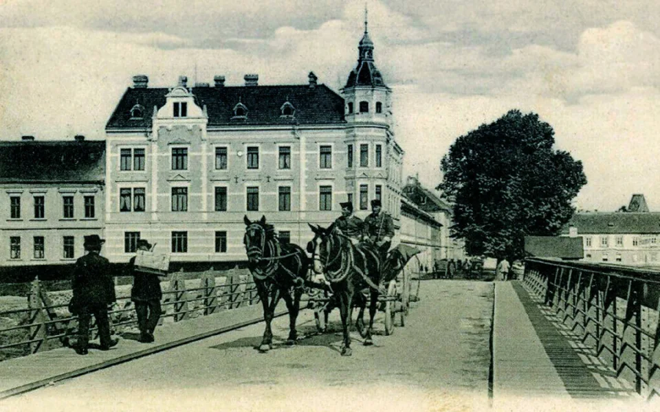 Dlouhý most byl prvním železným mostem na území Českých Budějovic. Platilo se na něm mýtné